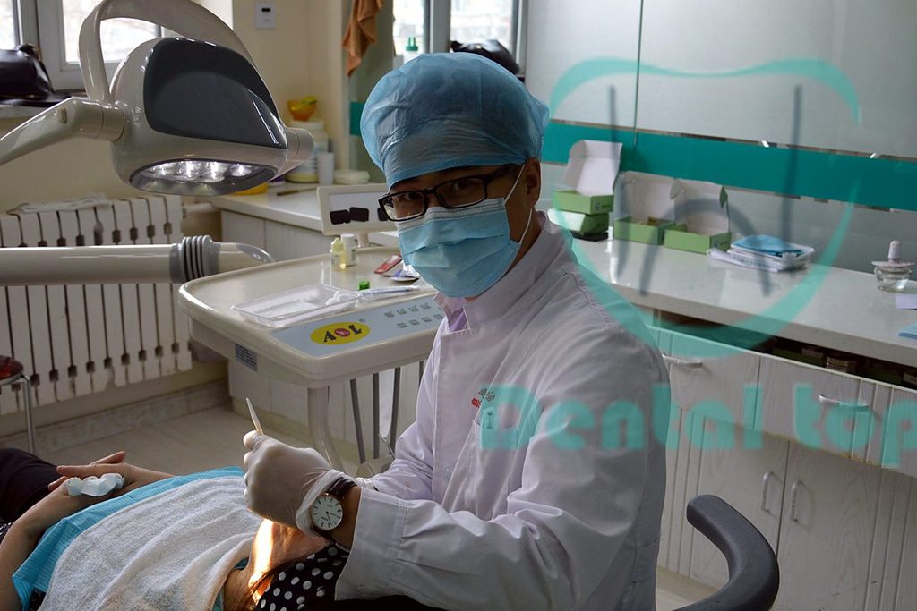 Врач клиники Dental-Top в Хэйхэ за работой