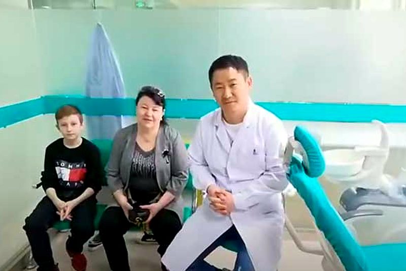 Врач Dental-Top с пациентами из России