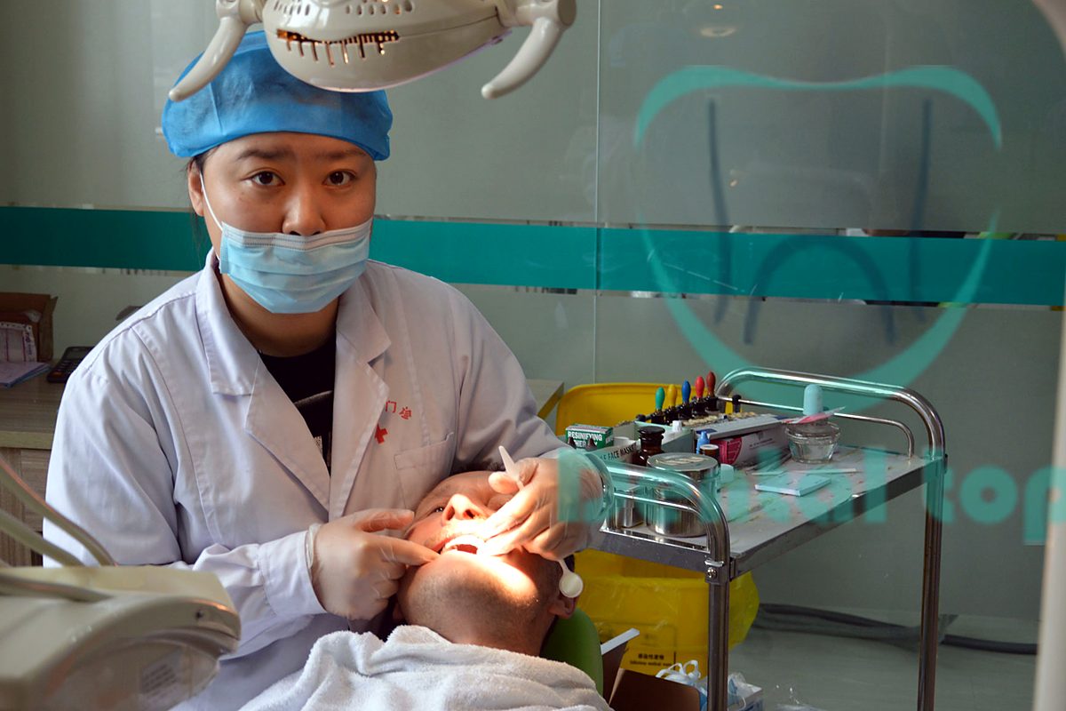 Стоматолог Dental-Top лечит пациента в Хэйхэ